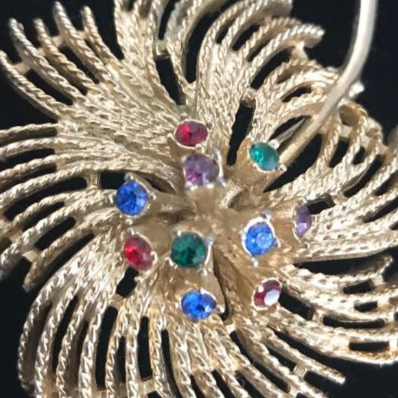 Sarah Coventry Gold Tone & Rhinestone Brooch - Picture 9 of 9